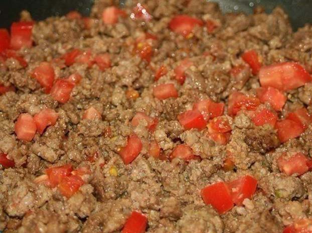 Каннеллоне с мясом и соусом бешамель