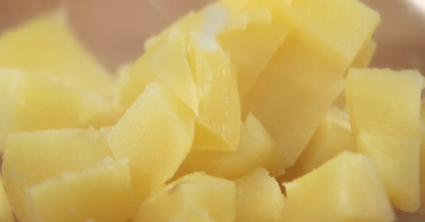 Большой сэндвич с беконом и овощами