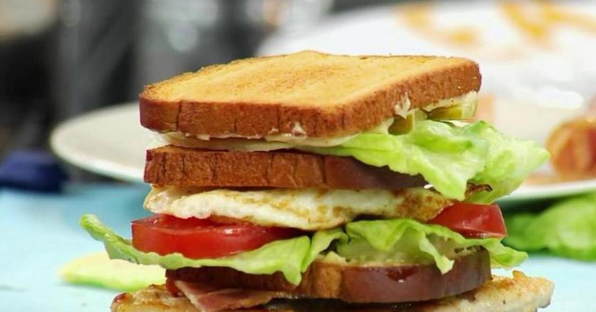 Сэндвич с курицей и беконом