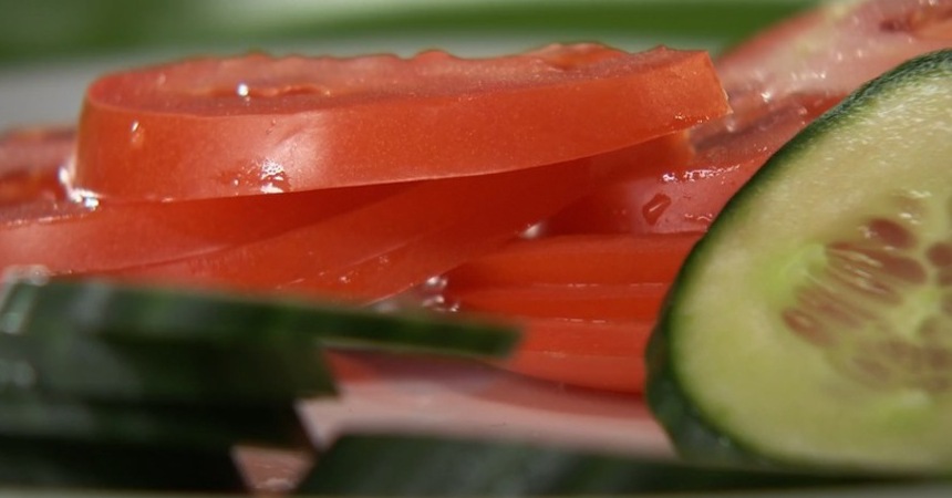 Большой сэндвич с беконом и овощами