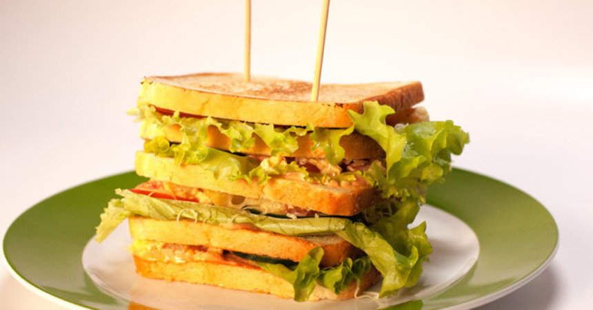 Большой сэндвич с беконом и овощами