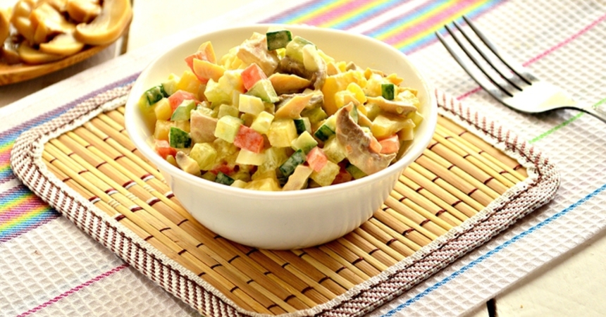 Салат с овощами и шампиньонами