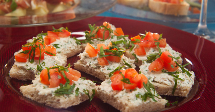 Тосты с паштетом из копченой курицы