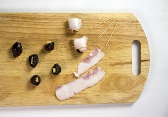 Чернослив с беконом на шпажках