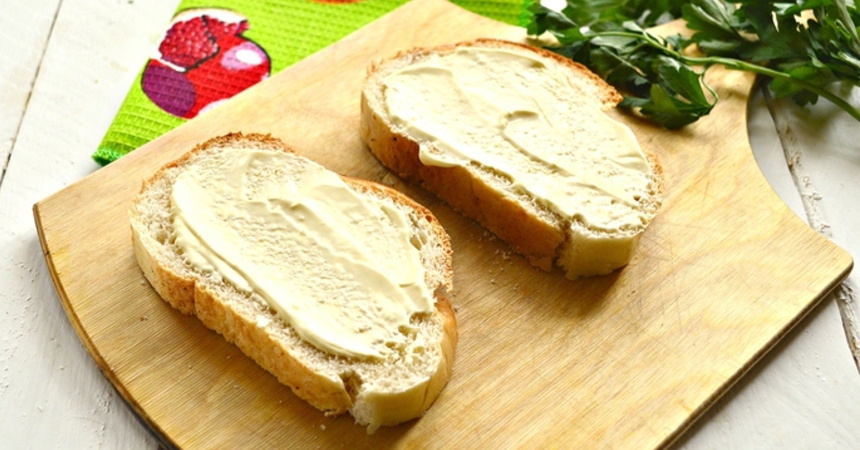 Бутерброд с беконом и помидором