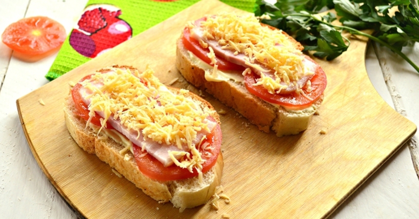 Бутерброд с беконом и помидором