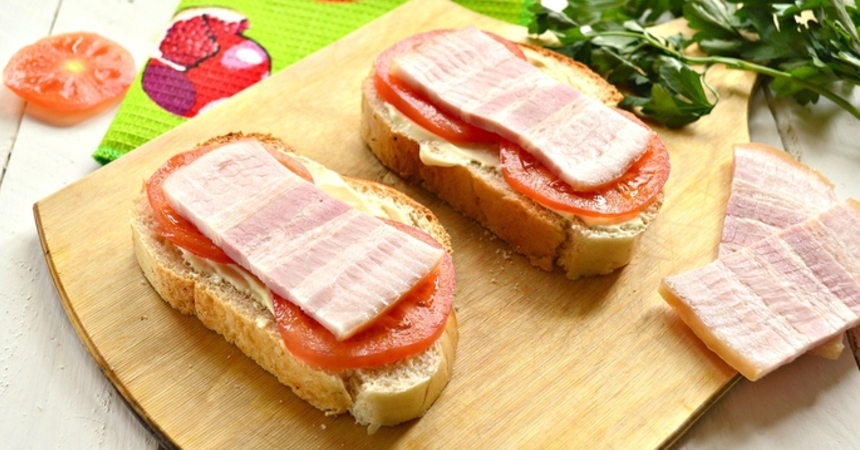 Бутерброд с беконом и помидором