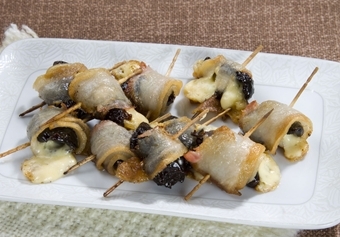 Чернослив с беконом на шпажках