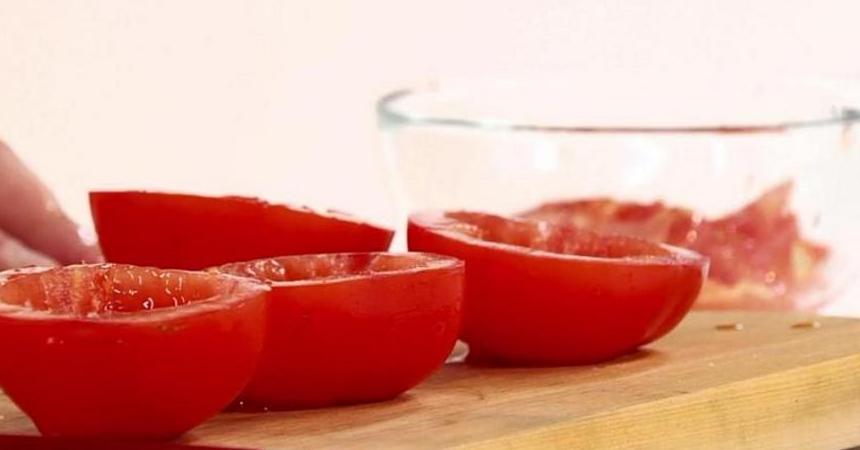 Фаршированные сыром и черносливом помидоры