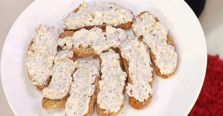 Сырная закуска с каперсами и орехами