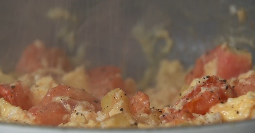 Большой сэндвич с беконом и овощами