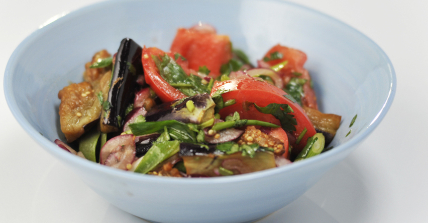 Салат из обжаренных баклажанов и помидор