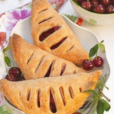 Слойки с вишней