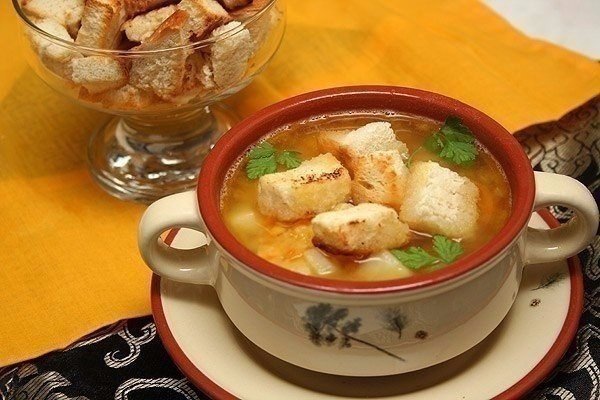 Гороховый суп с гренками и копченостями