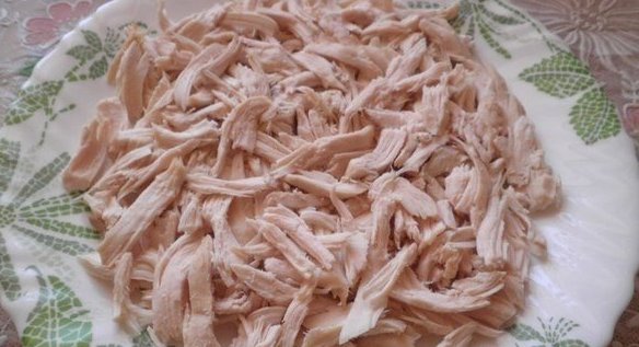 Салат с курицей, сухариками и овощами