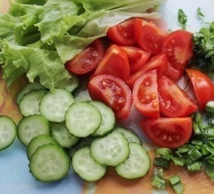 Салат из курицы и свежих овощей