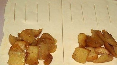 Слойки с яблоками