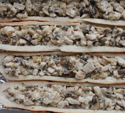 Фаршированный курицей и грибами багет