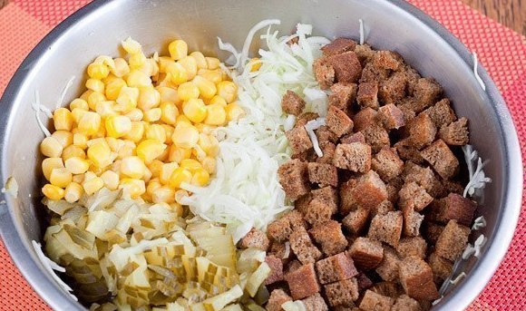 Салат с сухариками