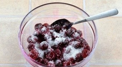 Слойки с замороженной вишней