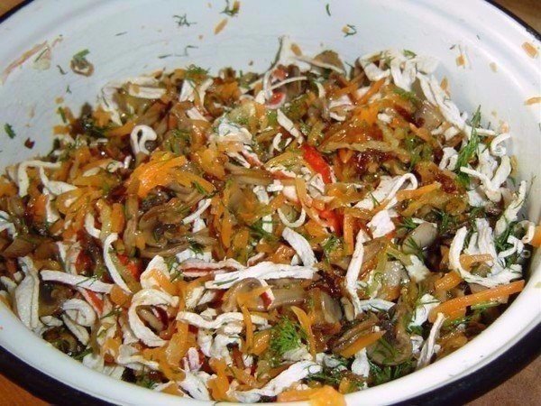 Салат с грибами и крабовыми палочками