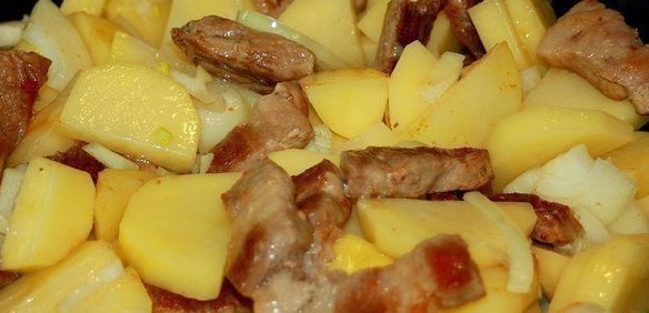 Жаренная со свининой картошка