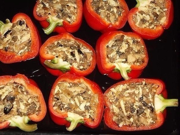 Фаршированные курицей и грибами перцы