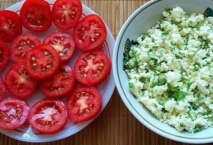 Пирожки с брынзой и помидорами