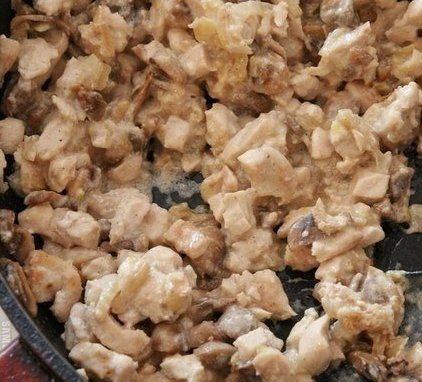 Фаршированный курицей и грибами багет