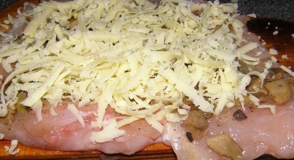 Куриные рулетики с грибами и сыром