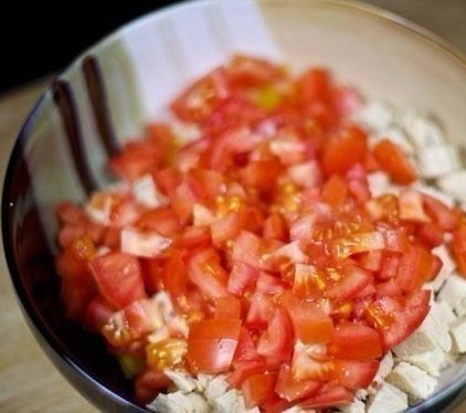 Салат с курицей, овощами и сыром