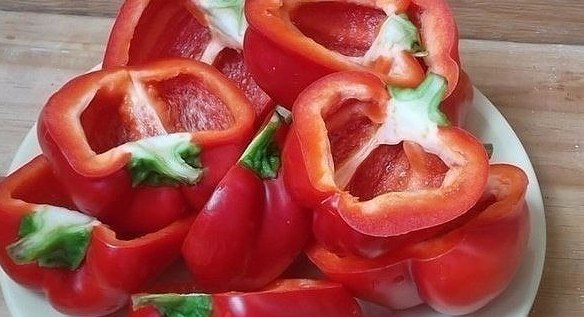 Фаршированные курицей и грибами перцы