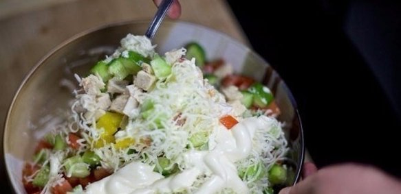 Салат с курицей, овощами и сыром
