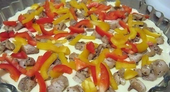 Пицца-пирог с курицей и овощами