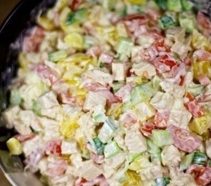 Салат с курицей, овощами и сыром