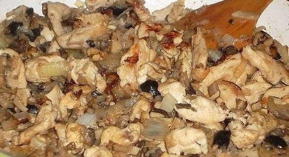 Фаршированные курицей и грибами перцы