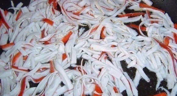 Салат с грибами и крабовыми палочками