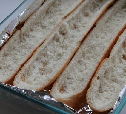 Фаршированный курицей и грибами багет