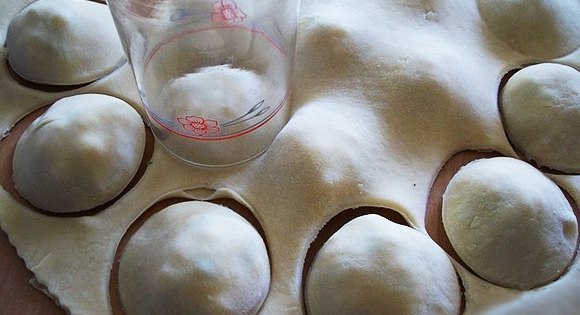 Пирожки с брынзой и помидорами