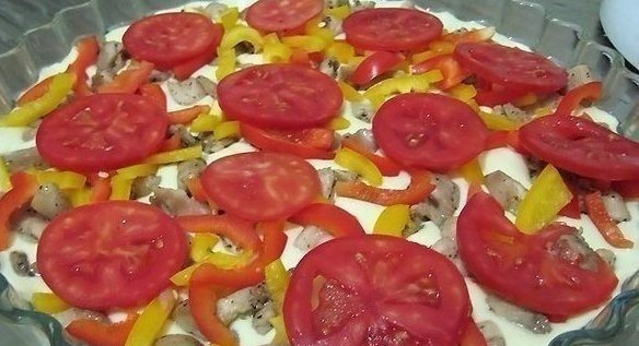 Пицца-пирог с курицей и овощами