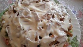 Салат с курицей, сухариками и овощами