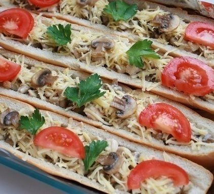Фаршированный курицей и грибами багет