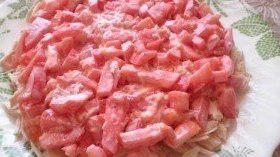 Салат с курицей, сухариками и овощами