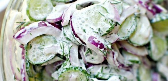 Огуречный салат с соусом