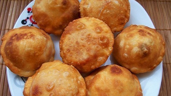 Пирожки с брынзой и помидорами