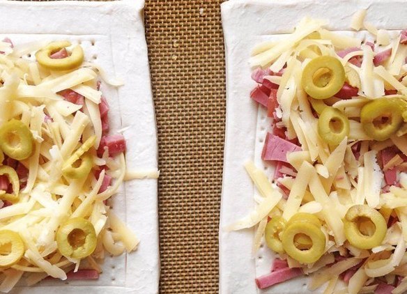 Слойки с ветчиной, сыром и яйцом