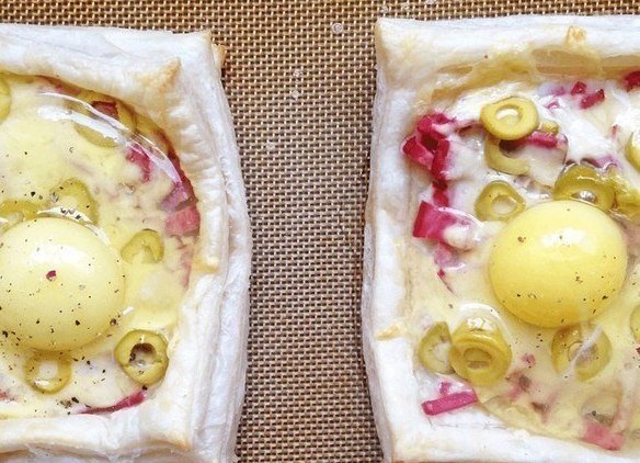 Слойки с ветчиной, сыром и яйцом