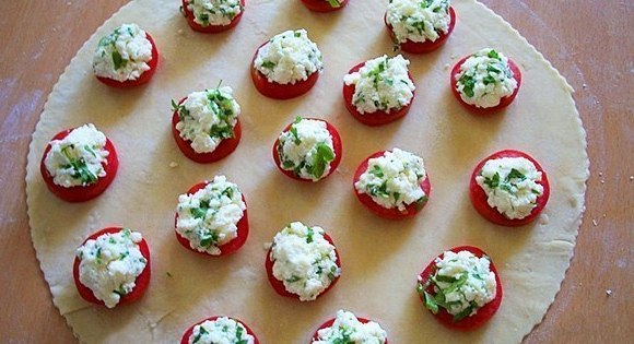 Пирожки с брынзой и помидорами